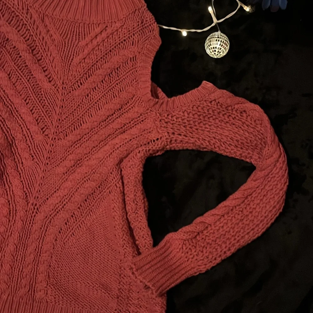 Cold Shoulder Chunky Knit Sweater - Picture 4 of 6